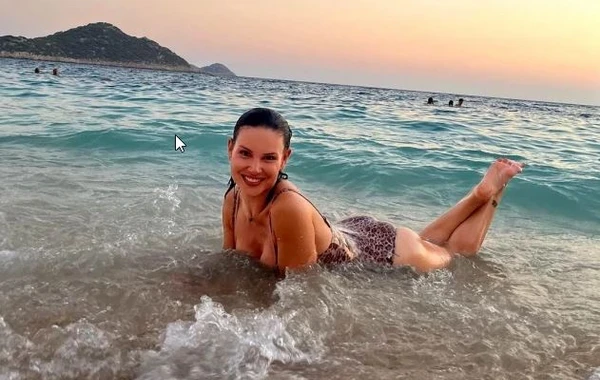 Öldürülüb dərəyə atılan rus model və qızı ilə bağlı kampaniya başladıldı - FOTO