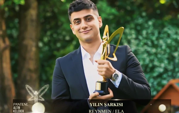 "Altın Kelebek"də mükafat ala bilməyən Reynmen köhnə mükafatlarını zibil qabına atdı - FOTO/VİDEO