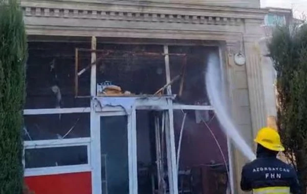 В Азербайджане в результате пожара в донерной произошел взрыв, 2 человека получили ожоги - ОБНОВЛЕНО + ФОТО