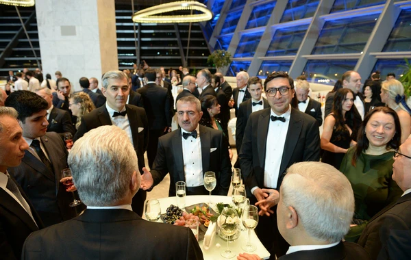 FIA-nın Bakıda keçirilən mükafatlandırma mərasimində yarışlarda qalib gələn avtomobillər nümayiş olunub - FOTO/VİDEO