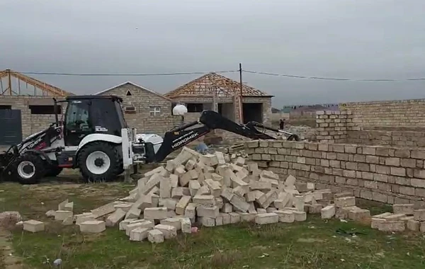 Bakıda qanunsuz tikililər sökülüb - FOTO/VİDEO