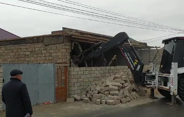 Bakıda qanunsuz tikililər sökülüb - FOTO/VİDEO