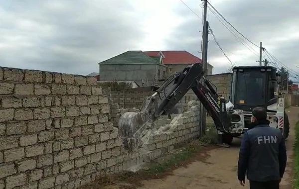 Bakıda qanunsuz tikililər sökülüb - FOTO/VİDEO