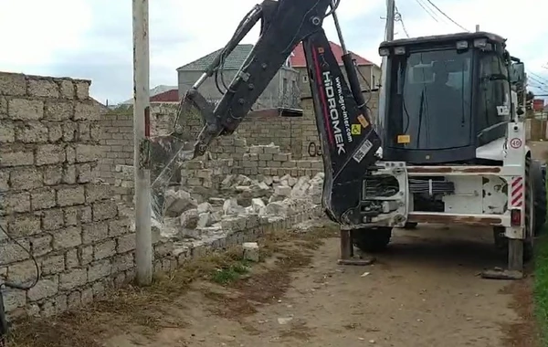 Bakıda qanunsuz tikililər sökülüb - FOTO/VİDEO