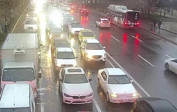 Bakının 15 yolunda tıxac yaranıb - SİYAHI