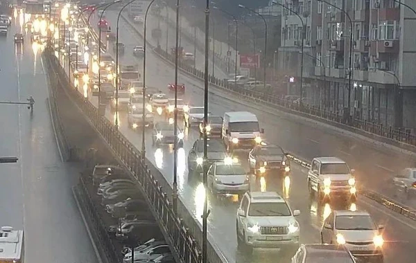 Bakının 15 yolunda tıxac yaranıb - SİYAHI