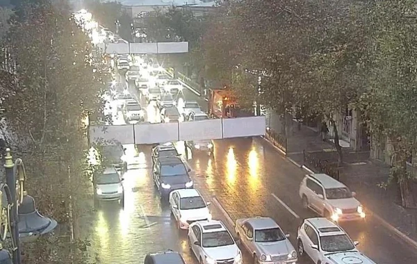 Bakının 15 yolunda tıxac yaranıb - SİYAHI