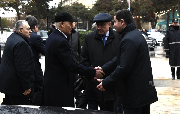 Dövlət və hökumət rəsmiləri Fəxri xiyabanda Heydər Əliyevin xatirəsini yad ediblər - FOTO