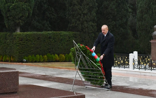 Prezident İlham Əliyev Ümummilli Lider Heydər Əliyevin məzarını ziyarət edib - FOTO/VİDEO