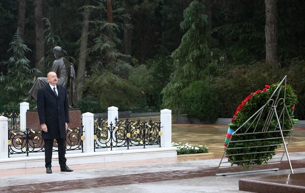 Prezident İlham Əliyev Ümummilli Lider Heydər Əliyevin məzarını ziyarət edib - FOTO/VİDEO