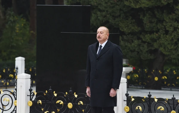 Prezident İlham Əliyev Ümummilli Lider Heydər Əliyevin məzarını ziyarət edib - FOTO/VİDEO