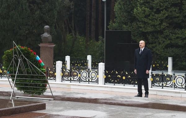 Prezident İlham Əliyev Ümummilli Lider Heydər Əliyevin məzarını ziyarət edib - FOTO/VİDEO