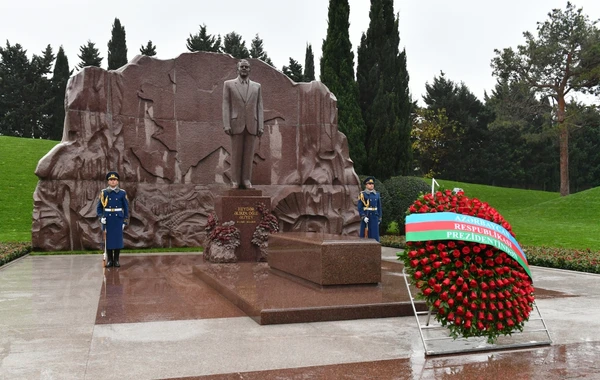 Prezident İlham Əliyev Ümummilli Lider Heydər Əliyevin məzarını ziyarət edib - FOTO/VİDEO