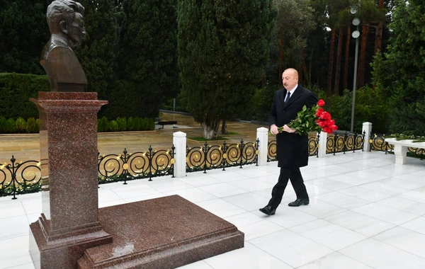 Prezident İlham Əliyev Ümummilli Lider Heydər Əliyevin məzarını ziyarət edib - FOTO/VİDEO