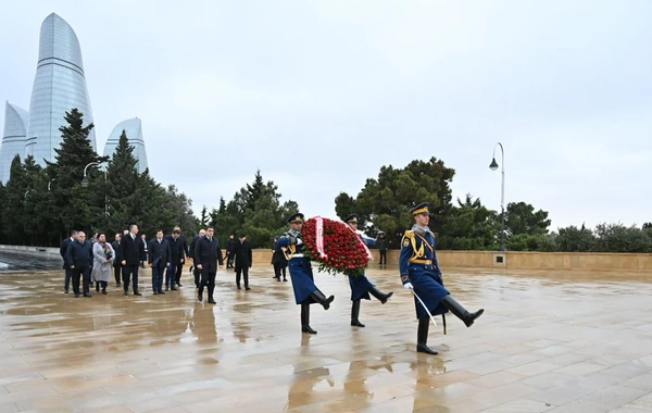 Gürcüstan parlamentinin sədri Ulu Öndərin məzarını ziyarət edib - FOTO