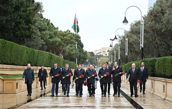 Gürcüstan parlamentinin sədri Ulu Öndərin məzarını ziyarət edib - FOTO