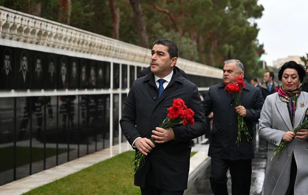 Gürcüstan parlamentinin sədri Ulu Öndərin məzarını ziyarət edib - FOTO