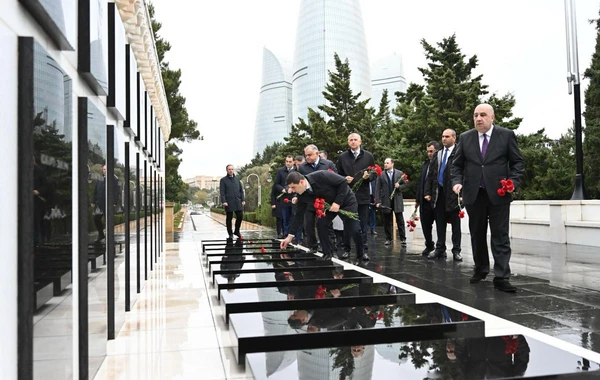 Gürcüstan parlamentinin sədri Ulu Öndərin məzarını ziyarət edib - FOTO