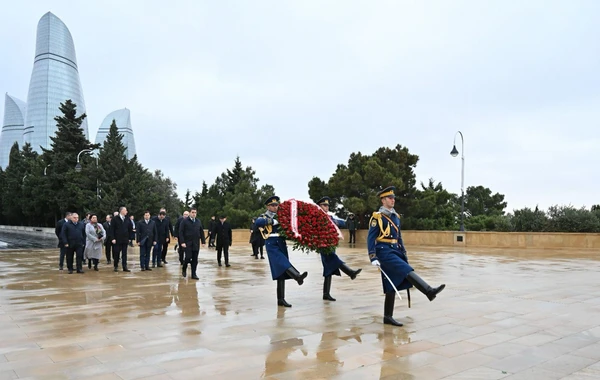 Председатель грузинского парламента посетил в Баку могилу общенационального лидера Гейдара Алиева - ФОТО