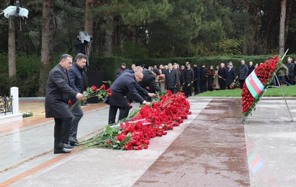 Səhiyyə Nazirliyinin rəhbər şəxsləri Heydər Əliyevin məzarını ziyarət ediblər - FOTO