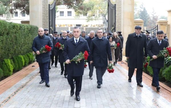 Səhiyyə Nazirliyinin rəhbər şəxsləri Heydər Əliyevin məzarını ziyarət ediblər - FOTO
