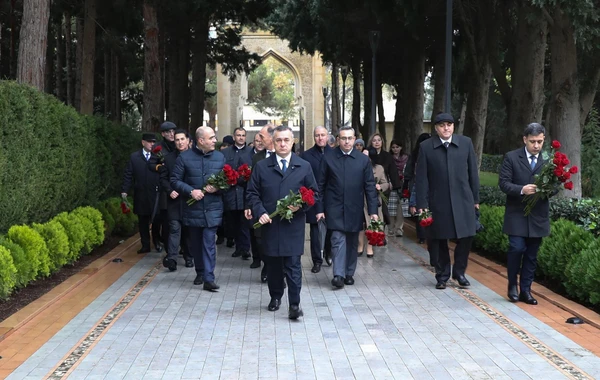 Səhiyyə Nazirliyinin rəhbər şəxsləri Heydər Əliyevin məzarını ziyarət ediblər - FOTO