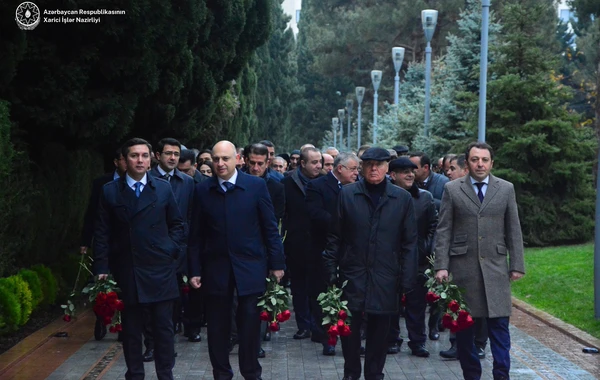 XİN-in rəhbər heyəti Fəxri xiyabanı ziyarət edib - FOTO
