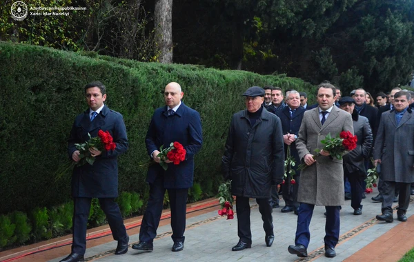 XİN-in rəhbər heyəti Fəxri xiyabanı ziyarət edib - FOTO