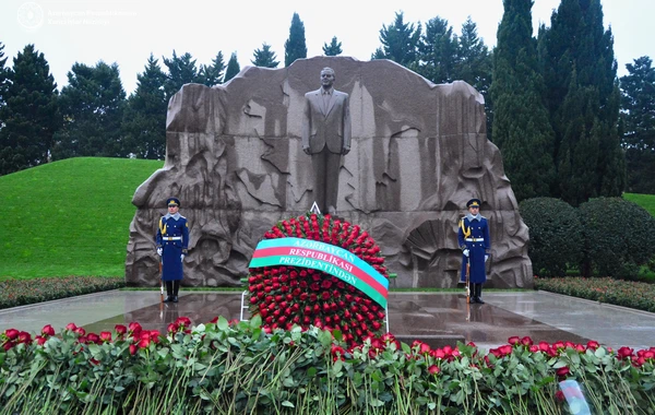 XİN-in rəhbər heyəti Fəxri xiyabanı ziyarət edib - FOTO