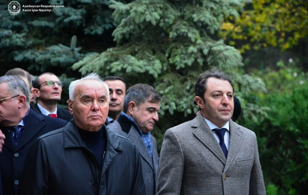 XİN-in rəhbər heyəti Fəxri xiyabanı ziyarət edib - FOTO