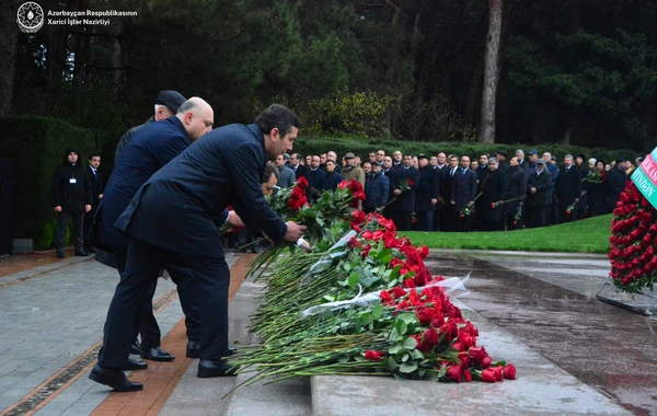 XİN-in rəhbər heyəti Fəxri xiyabanı ziyarət edib - FOTO