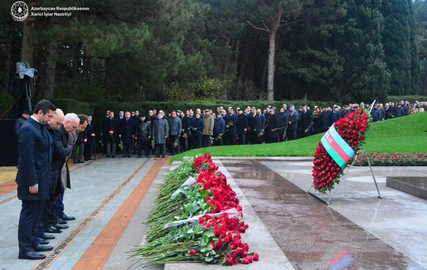 XİN-in rəhbər heyəti Fəxri xiyabanı ziyarət edib - FOTO