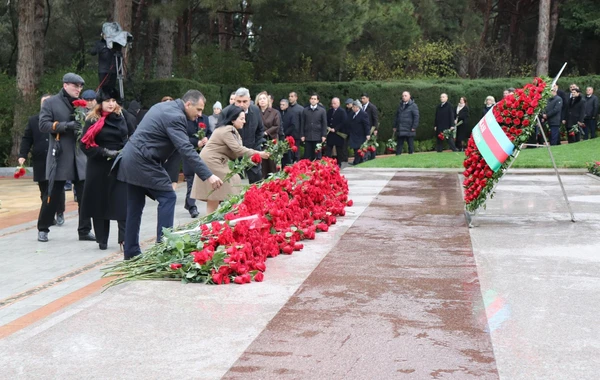 Руководство Министерства здравоохранения посетило могилу Гейдара Алиева - ФОТО
