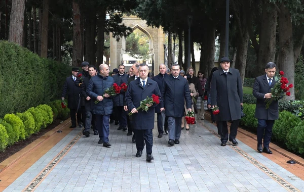Руководство Министерства здравоохранения посетило могилу Гейдара Алиева - ФОТО