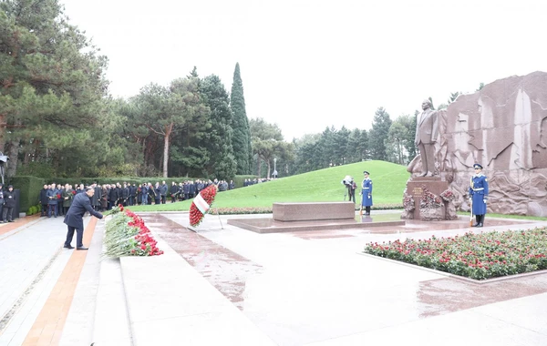 Руководство Министерства здравоохранения посетило могилу Гейдара Алиева - ФОТО