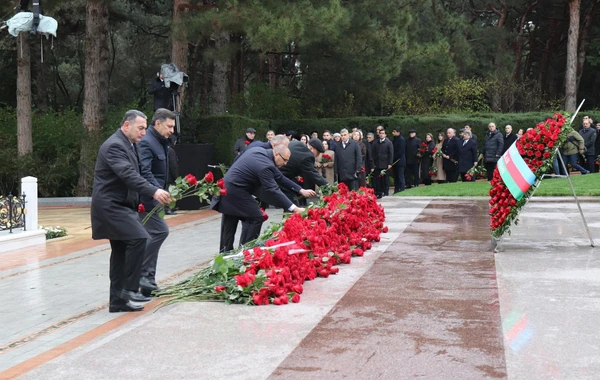 Руководство Министерства здравоохранения посетило могилу Гейдара Алиева - ФОТО