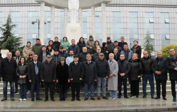 Məşhurlar Lənkəranda ulu öndərin abidəsini ziyarət etdilər - FOTO