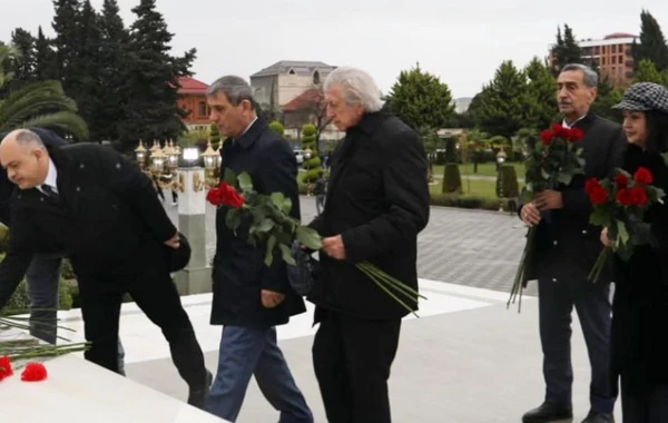 Məşhurlar Lənkəranda ulu öndərin abidəsini ziyarət etdilər - FOTO