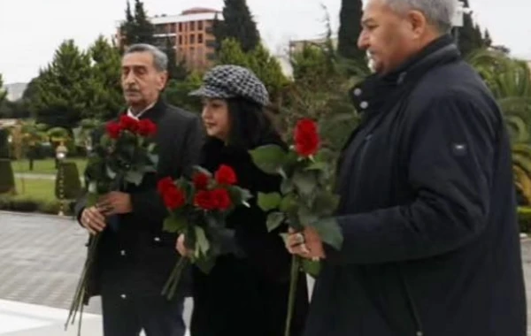 Məşhurlar Lənkəranda ulu öndərin abidəsini ziyarət etdilər - FOTO