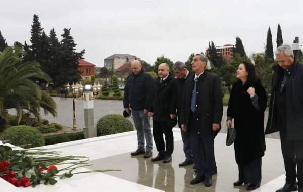 Məşhurlar Lənkəranda ulu öndərin abidəsini ziyarət etdilər - FOTO