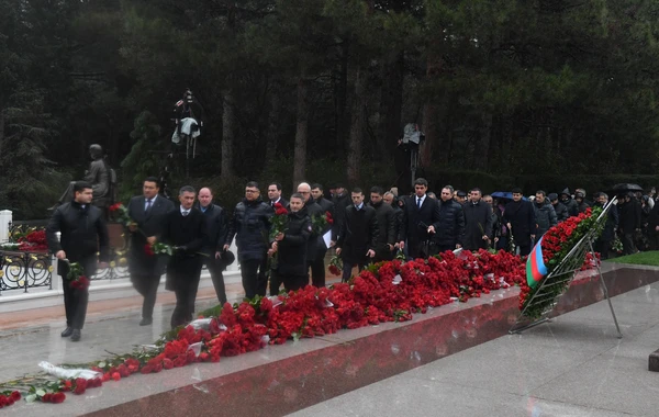 İqtisadiyyat Nazirliyinin kollektivi Heydər Əliyevin məzarını ziyarət edib - FOTO
