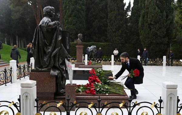 SOCAR-ın kollektivi Ulu Öndər Heydər Əliyevin məzarını ziyarət edib - FOTO