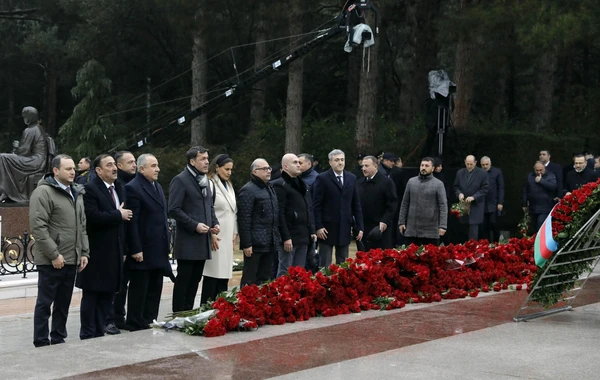 SOCAR-ın kollektivi Ulu Öndər Heydər Əliyevin məzarını ziyarət edib - FOTO