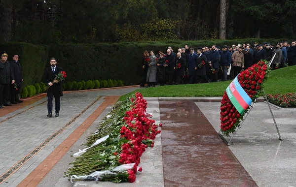 SOCAR-ın kollektivi Ulu Öndər Heydər Əliyevin məzarını ziyarət edib - FOTO