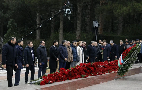 SOCAR-ın kollektivi Ulu Öndər Heydər Əliyevin məzarını ziyarət edib - FOTO