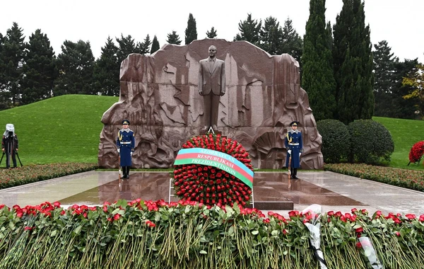 SOCAR-ın kollektivi Ulu Öndər Heydər Əliyevin məzarını ziyarət edib - FOTO