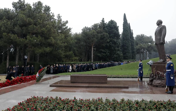 SOCAR-ın kollektivi Ulu Öndər Heydər Əliyevin məzarını ziyarət edib - FOTO