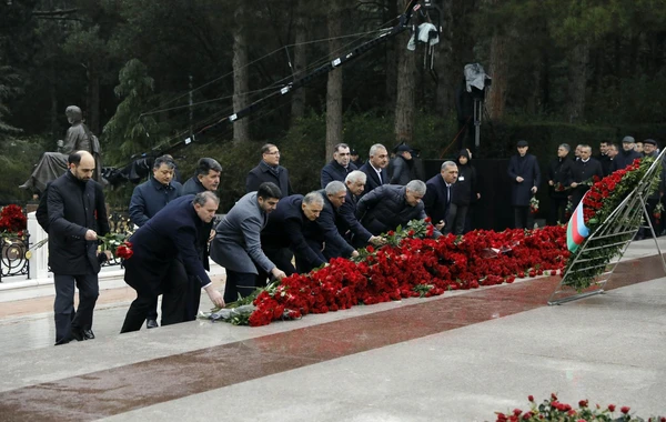 SOCAR-ın kollektivi Ulu Öndər Heydər Əliyevin məzarını ziyarət edib - FOTO