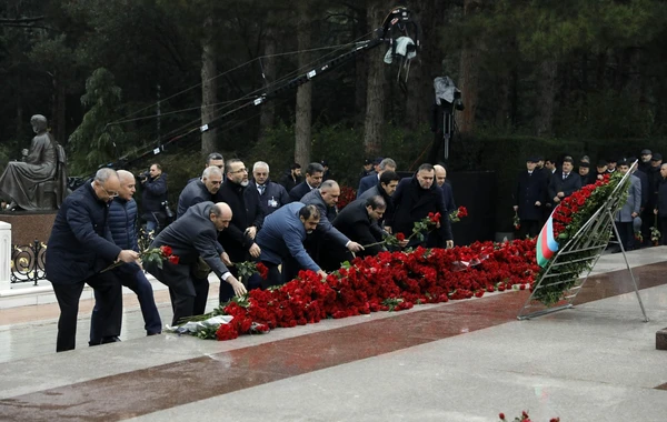 SOCAR-ın kollektivi Ulu Öndər Heydər Əliyevin məzarını ziyarət edib - FOTO