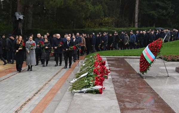 SOCAR-ın kollektivi Ulu Öndər Heydər Əliyevin məzarını ziyarət edib - FOTO